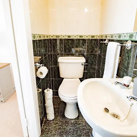 Townhouse With Parking גלוואיי