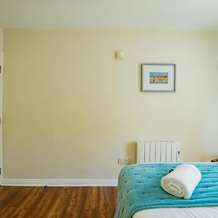 Townhouse With Parking גלוואיי