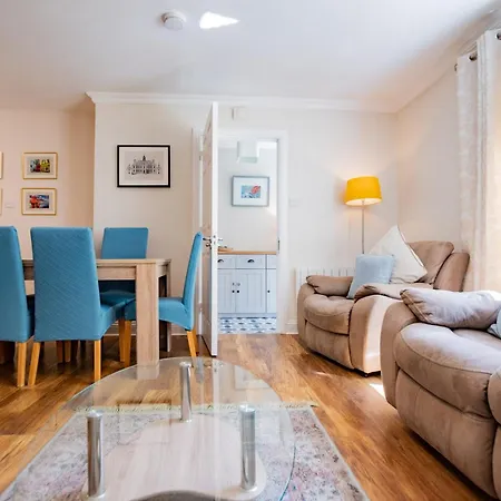 Townhouse With Parking גלוואיי