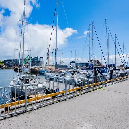 Townhouse With Parking Feriehus Galway