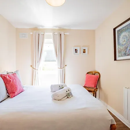 Townhouse With Parking Feriehus Galway