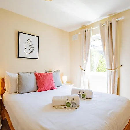 Townhouse With Parking *