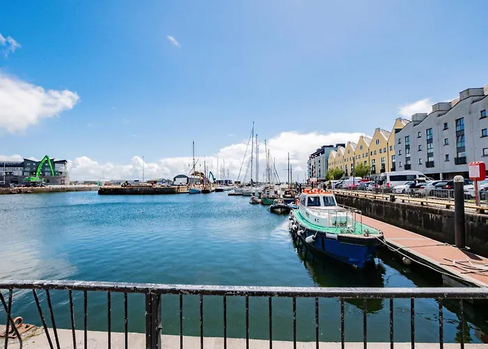 Hébergement de vacances Townhouse With Parking *