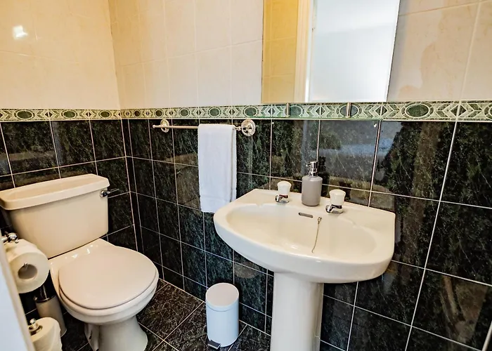 Hébergement de vacances Townhouse With Parking *