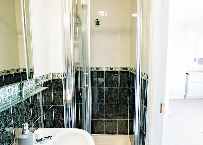 Townhouse With Parking *