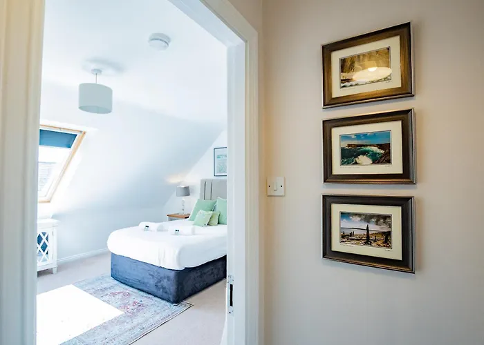 Hébergement de vacances Townhouse With Parking *