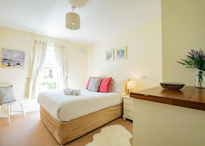 Hébergement de vacances Townhouse With Parking *